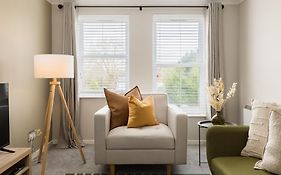 Modern 2-Bedroom Apartments With Free Parking In Leamington Spa
